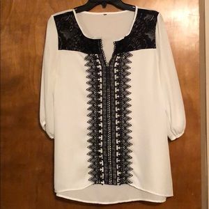 Black and white 3/4 sleeve blouse